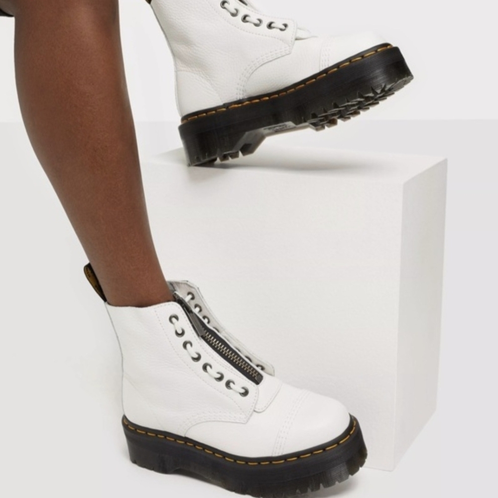 💋Dr. Martens White Leather Combat Boots💋